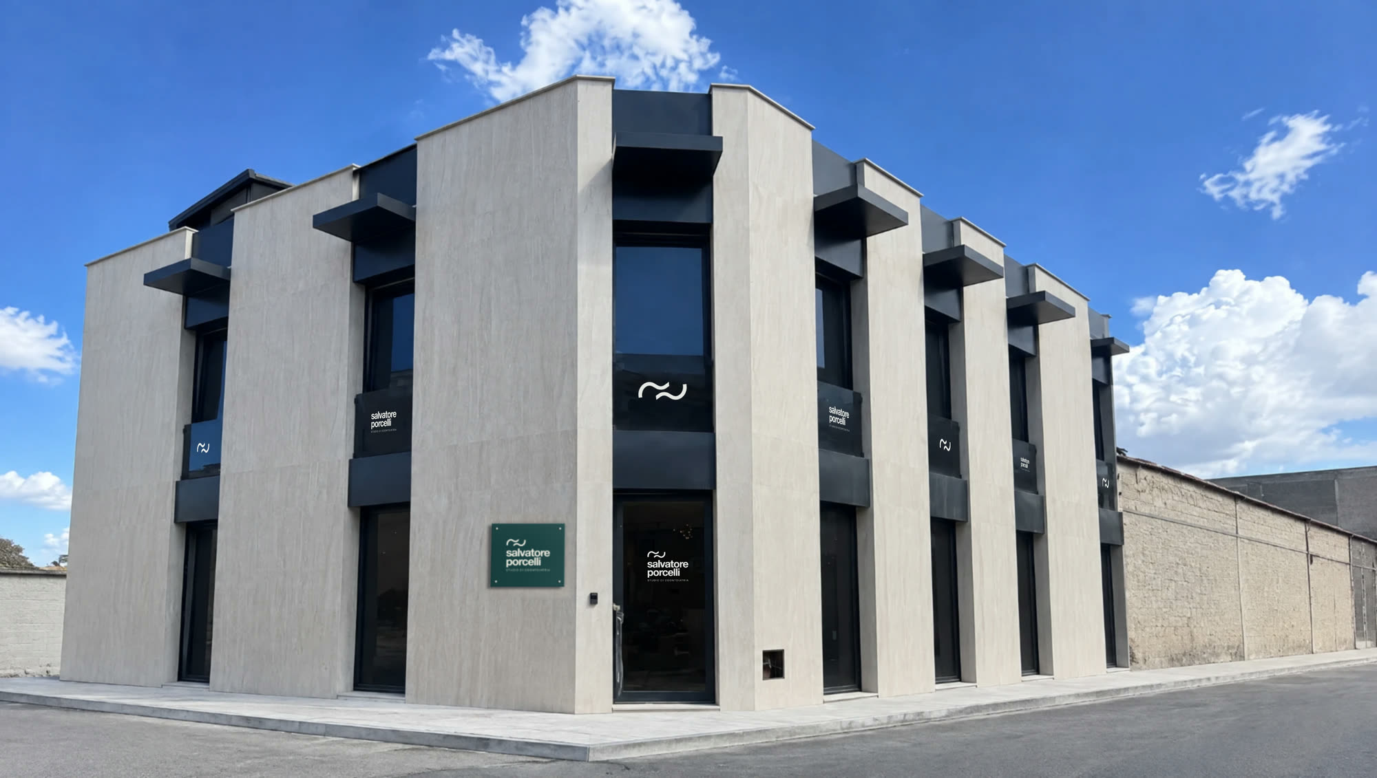 La facciata dello studio con il logo della Proposta B sui parapetti, sulla targa e sulla porta